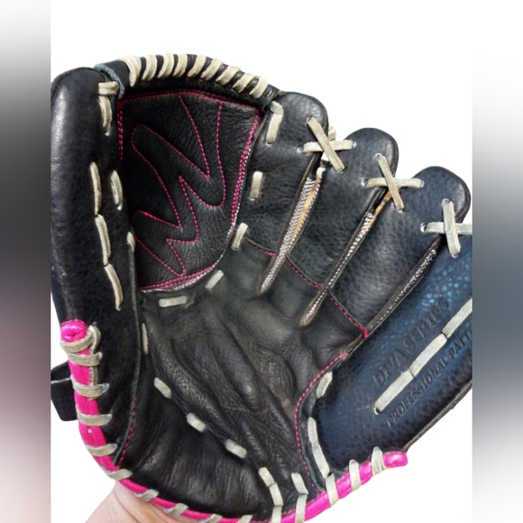 Louisville Slugger Diva Series Mitt - Picture 2 of 3